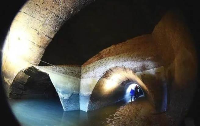 青岛市目前仅2.66公里的排水道是沿用德国人建设的旧排水道，不到全市现有排水道的千分之一。图为青岛安徽路仍在使用的德建排水道。（图／半岛网）