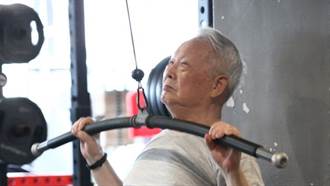 93歲爺爺上健身房長32年 網看身世瘋喊：一定要敬禮