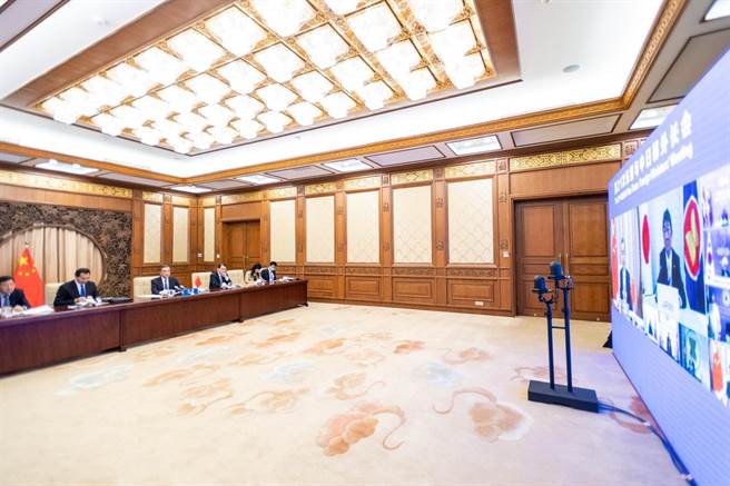 大陸外交部長王毅出席第21屆東盟與中日韓外長視訊會議。（新華社）