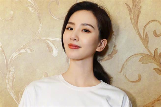 刘诗诗纯白衬衫辣秀美腿曲线 刺绣半裙显瘦辣翻（图／摘自微博@刘诗诗）
