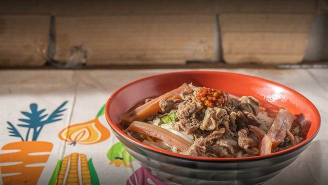 罗老板在埔里开小吃店，开业至今已28年。（讚哥羊肉羹提供）