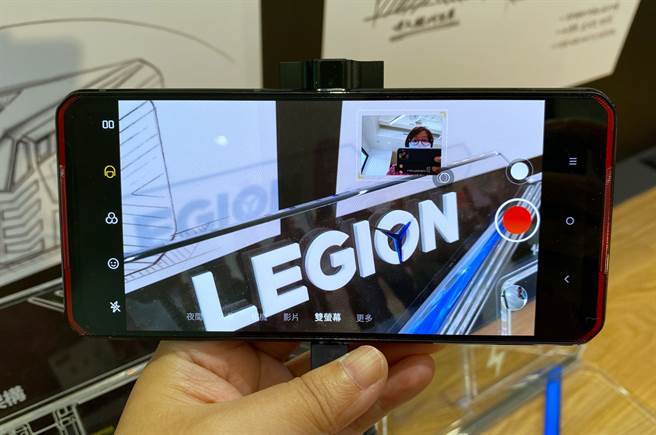 Lenovo Legion Phone Dual不僅直播時可以整合前鏡頭，一般錄影也可使用。（黃慧雯攝）
