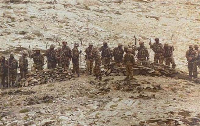 图为9月7日约50名至60名解放军携带枪支、棍棒、长矛和砍刀等武器，试图接近实控线沿线的一个印度前沿阵地，印军对解放军鸣枪警告，解放军亦不甘示弱鸣枪回应。（图／推特@Vishnu Som)