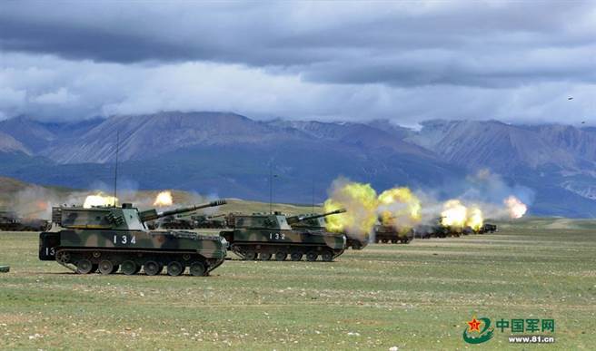 《环球时报》认为要以实力与意志力，给印度再一次沉重的失败教训，要印军乖乖退回实控线，否则就速战速决，或是入冬后比拚双方的后勤实力。图为解放军在西藏军事演习。（图／中国军网）