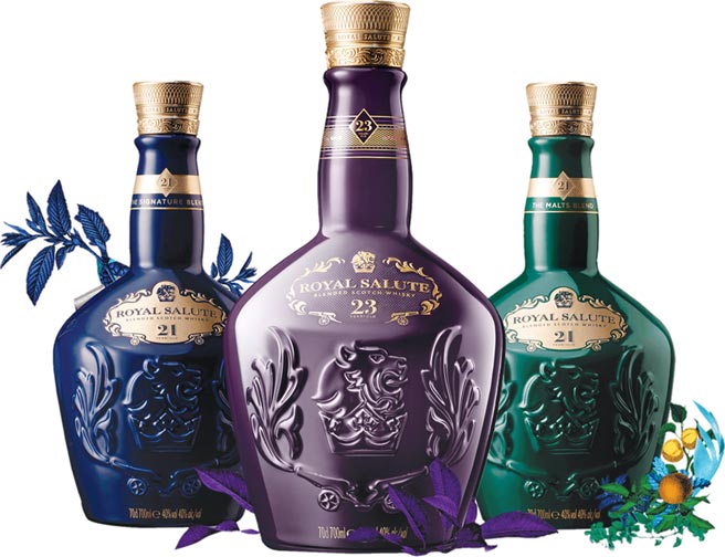 圖左至右分別為皇家禮炮經典款21年（藍瓶）、獨獻台灣的皇家禮炮23年威士忌（紫瓶）與皇家禮炮最新21年調和麥芽威士忌（綠瓶）。圖／業者提供
