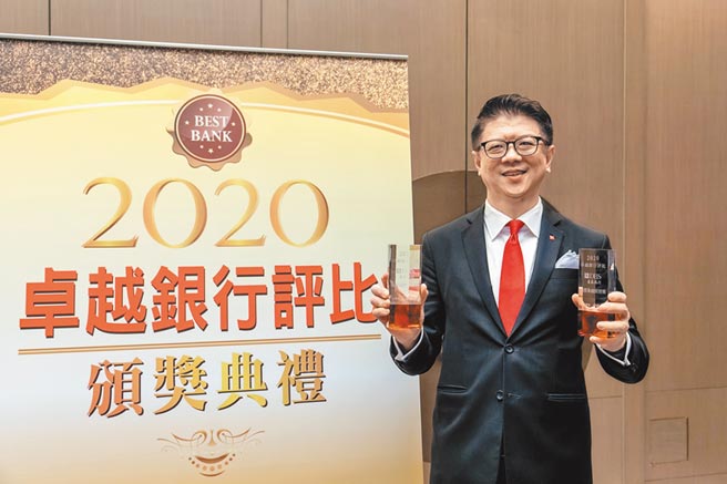 星展銀行（台灣）在《卓越雜誌》卓越銀行評比中，連續兩年贏得「最佳品牌形象獎」和「最佳永續經營獎」殊榮，星展銀行（台灣）總經理林鑫川代表領獎。圖／星展提供