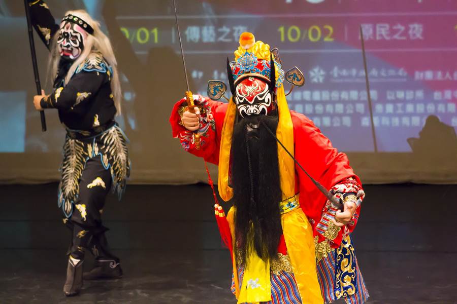 台灣豫劇團將於開幕場率先登台,記者會現場演出「鍾馗除煞」,演員展現其靈活身段與精湛演技。(周書聖攝)