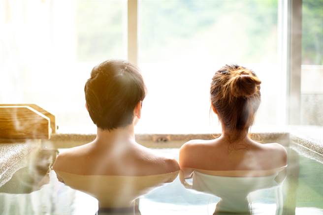 一位男网友在网上询问，女友要和同性恋朋友一起泡温泉裸汤，「因为是gay所以没差」。网揭残酷真相。（示意图／Shutterstock）