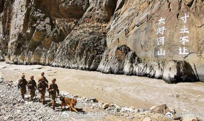 中印边境的解放军部队，在拉达克双方对峙班公湖河谷上漆上「大好河山，寸土不让」大字，表明保护领土的决心。（图／微博@国防时报）