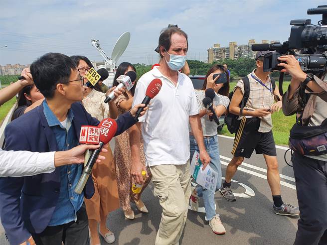 何傑生對媒體吐苦水，表示自己本來很喜歡台灣的，現在因此事對台灣相當失望。（葉書宏攝﹚