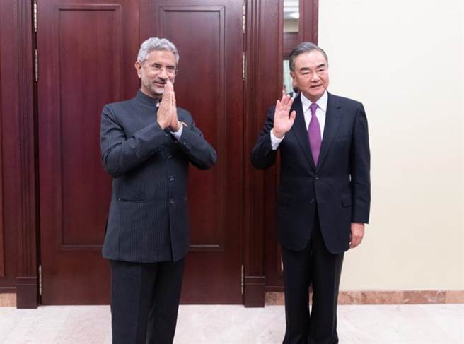 中印邊境緊張局勢，陸外交部長王毅與印度外長蘇杰生（左）日前於莫斯科舉行雙邊會談。（新華社）