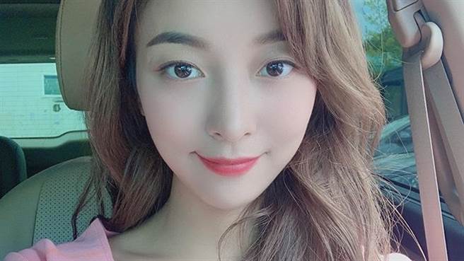 Luna(朴善英)「衬衫扣子全开」张手辣泄黑bra马甲线（图／IG@hermosavidaluna）