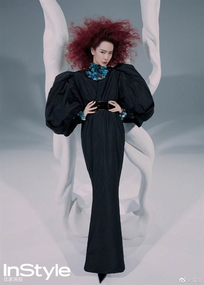 戚薇以红髮爆炸头登上杂志封面，展现妩媚又不失野性美。（图／摘自微博@InStyle优家画报）