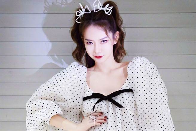 大陆女星戚薇以红髮爆炸头登上杂志封面，展现妩媚又不失野性美。（图／摘自微博@戚薇）