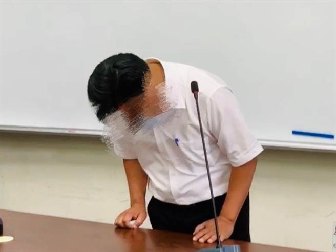南投某高中被料男学生性侵女同学，该校校长90度鞠躬道歉。（民眾提供／林心柔南投传真）