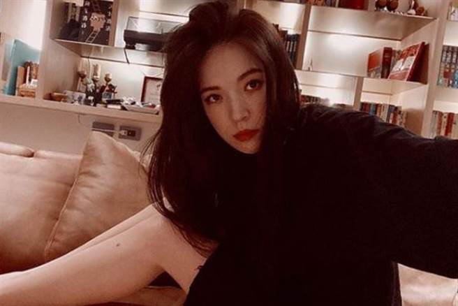 许玮宁现身舞蹈教室练舞，大秀纤腰好身材。（图／IG@anno8o7）