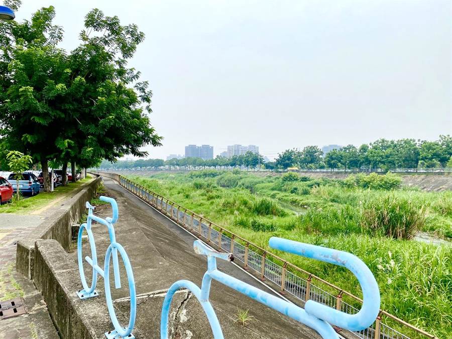 台中市府為讓旱溪河岸及橋梁景觀更美麗，打造旱溪自行車道，吸引很多車友。（盧金足攝）