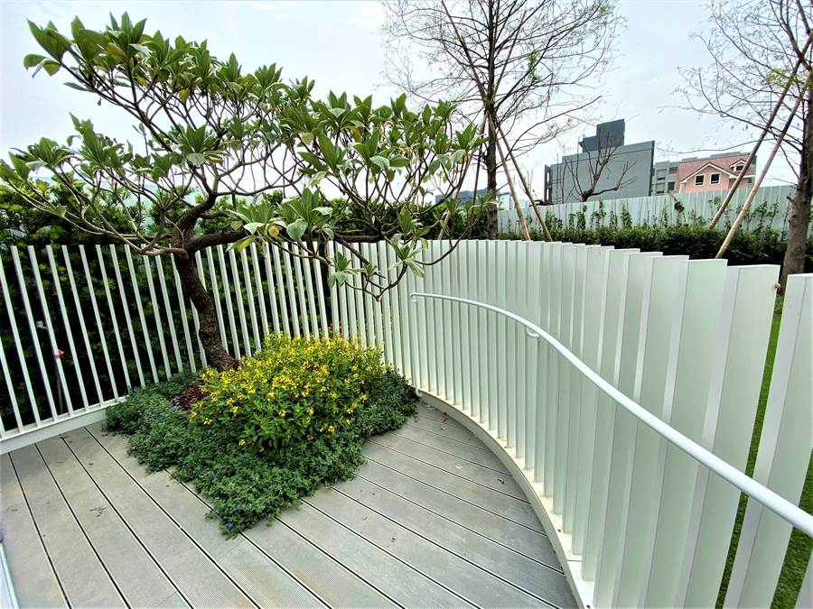 陽台規畫曲線造型，外觀令人驚艷，還能讓住戶享有陽台的花園綠意與陽光。（盧金足攝）