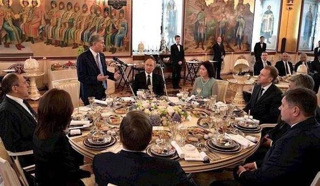 克里姆林宮廚房百年來為蘇聯與俄羅斯領導人打理餐飲與宴會，大部份領導人都愛喝酒，偏好傳統簡單的俄羅斯家常食物，只有普丁的飲食習慣最合乎現代健康觀念。圖為普丁在克里姆林宮宴請吉爾吉斯總統。（圖／網路）