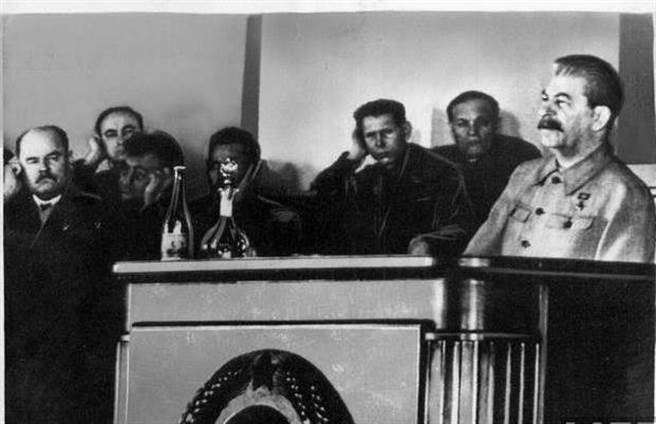 史達林酷愛飲酒，用餐偏愛肉食，但用餐只是為了喝酒，連開會時都會邊開邊喝。（圖／網路）