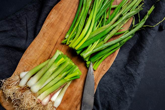 葱吃不完怎么保存？主妇曝「超强秘技」：2周都不坏。（示意图／Shutterstock）