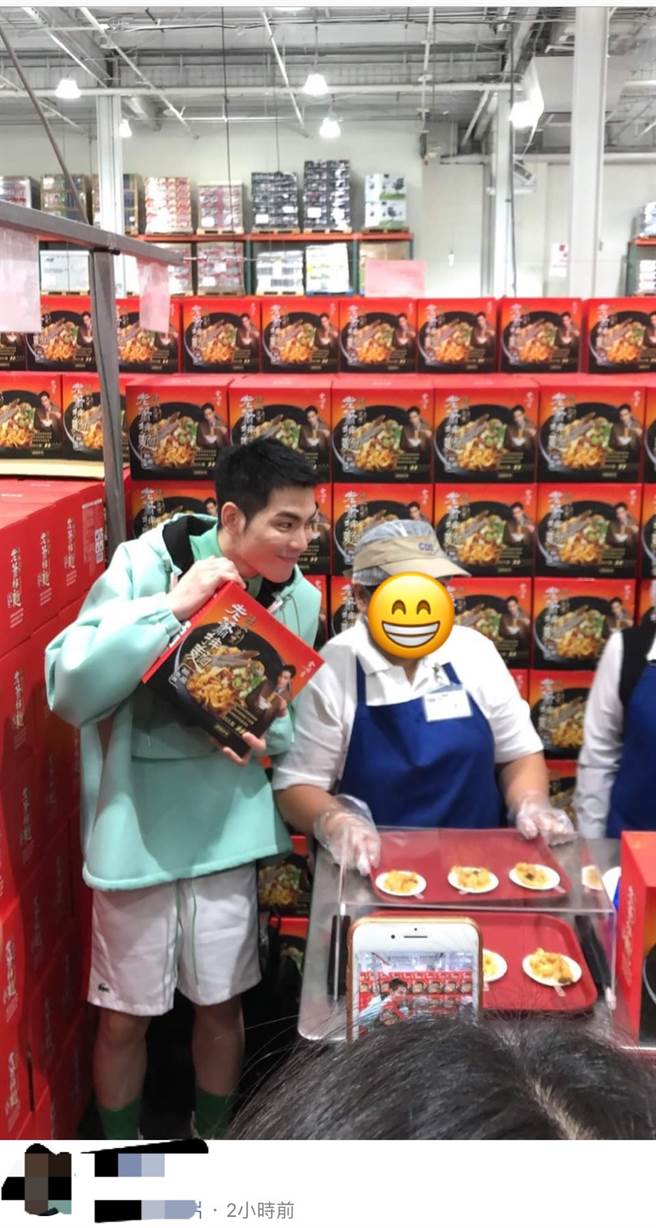 萧敬腾惊喜现身好市多，让现场许多粉丝兴奋不已。(图撷取自脸书社团COSTCO 好市多 消费经验分享区)