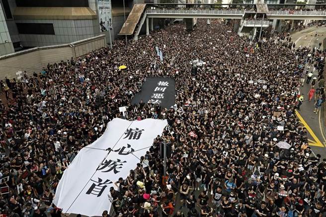 2019年6月16日200萬香港人上街，要求港府撤回逃犯條例修訂案。（圖／資料照，美聯社）