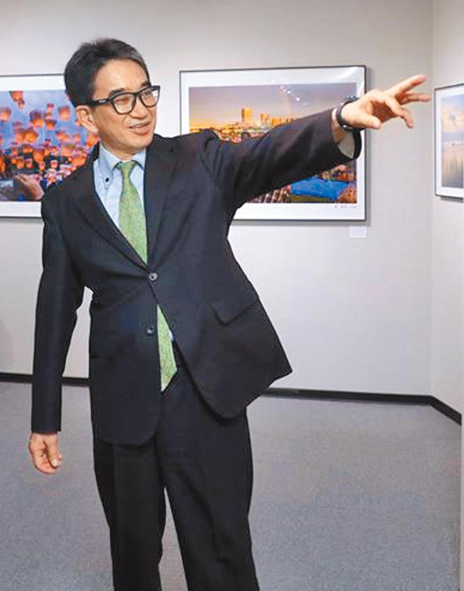 日本共同社26日消息称，多名日本大使馆相关人士透露，日本新任驻华大使垂秀夫25日乘坐民航客机抵达山东青岛的机场。在接受新冠病毒检测后，搭乘日本大使馆租借的车辆，今天（26日）抵达北京到任。（摘自陈建仁脸书）