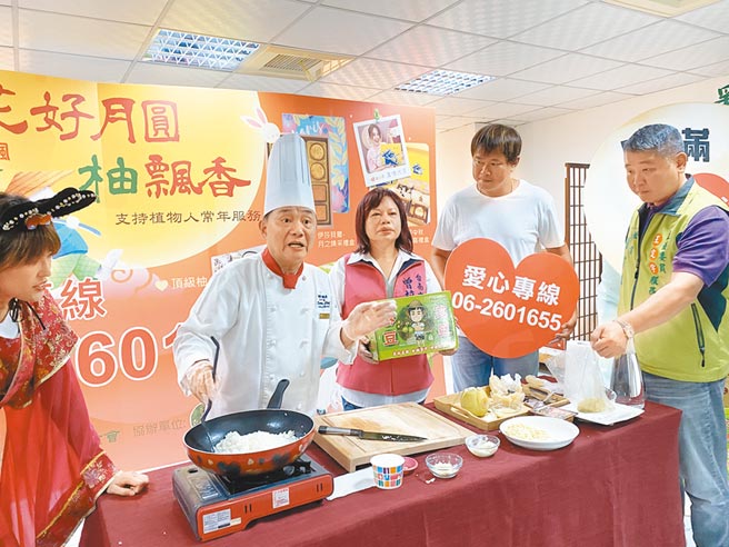 創世基金會文旦禮盒銷量是近10年少見的慘澹，主廚阿基師（左二）專程南下示範柚子入菜，也呼籲各界發揮愛心認購。（曹婷婷攝）
