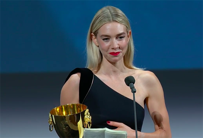 「白寡妇」凡妮莎柯比封威尼斯影后。（摘自脸书）