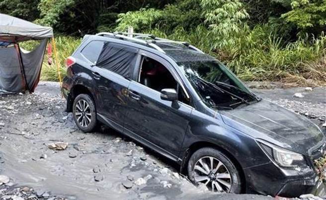 遭水冲走的休旅车，在河床上被搜救人员发现。（翻摄画面）