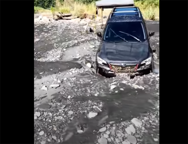 洪水突袭1死3失踪现场画面曝光！车头插入河床。（图／南投县消防局提供）