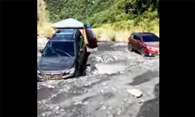 洪水突袭1死3失踪现场画面曝光！车头插入河床。（图／南投县消防局提供）