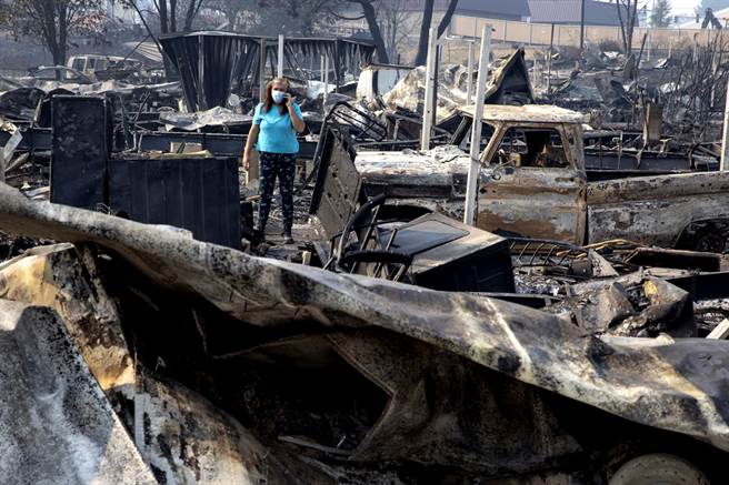 美國西岸野火至今已釀28人喪命，當中也包含一名抱著愛犬蜷縮、陳屍車上的男孩，野火掃過之處全付之一炬。（圖／美聯社）