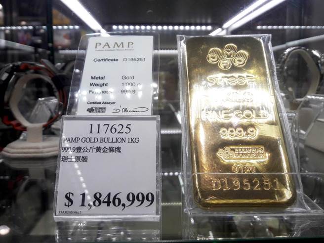 示意图，图为上月23日高雄好市多的黄金条块价格。（图／达志影像）