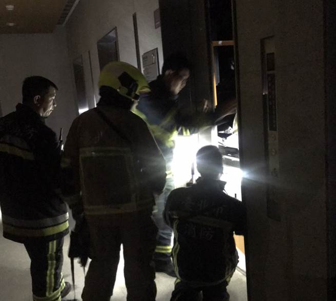 信義遠百晚間傳停電事故，警消已緊急出動救援仍卡在電梯裡的民眾。（北市消防局提供／蘇育宣翻攝）