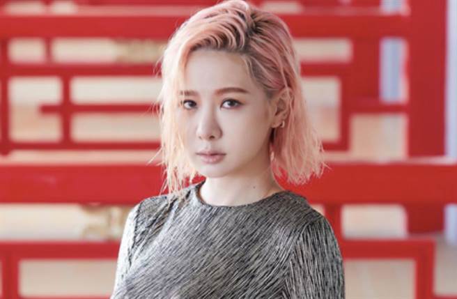 安心亞貼身裙挖洞洩翹臀曲線 ㄦ字腰瘦爆太吸睛（圖／IG@xinya_an）