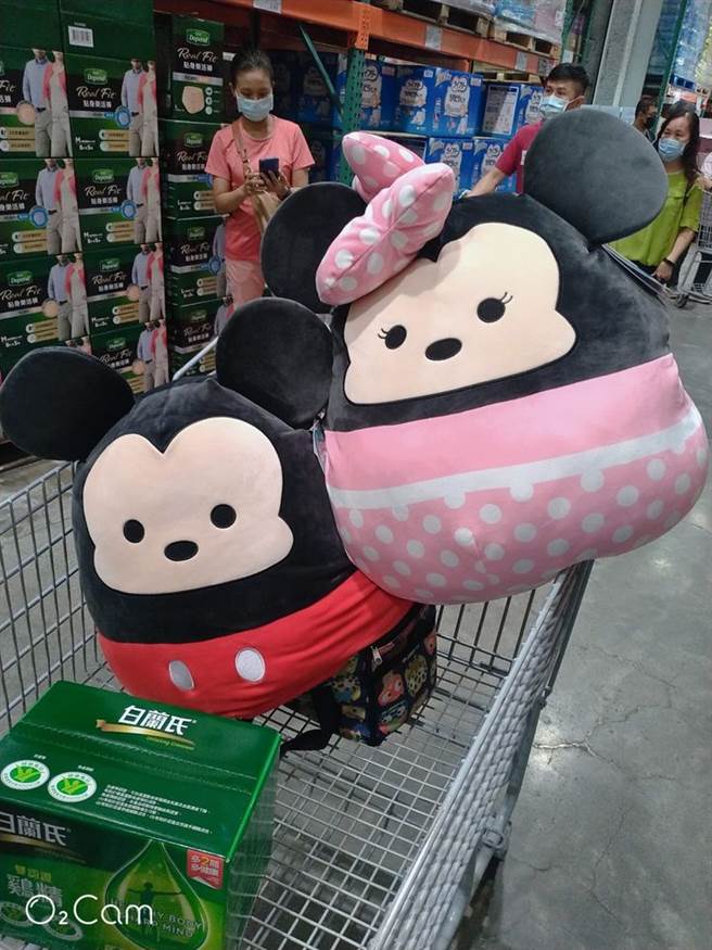 近日有民眾在卖场内惊见路人抱着「巨无霸Tsum Tsum」，瞬间让她少女心爆发，马上手刀购入2只。（摘自Costco好市多商品经验老实说）