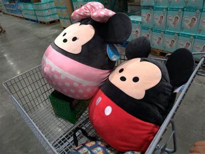 近日有民眾在卖场内惊见路人抱着「巨无霸Tsum Tsum」，瞬间让她少女心爆发。(摘自Costco好市多商品经验老实说)
