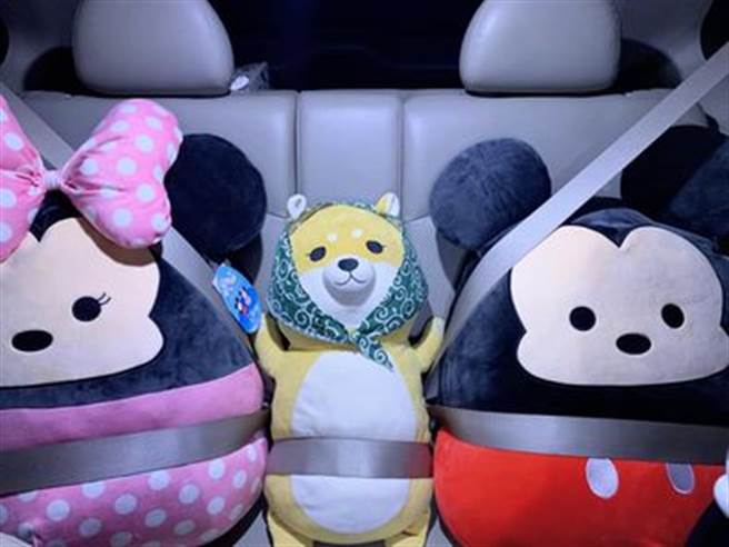 成功购入的网友也纷纷晒出家里的超大型米奇米妮玩偶。（摘自Costco好市多商品经验老实说）