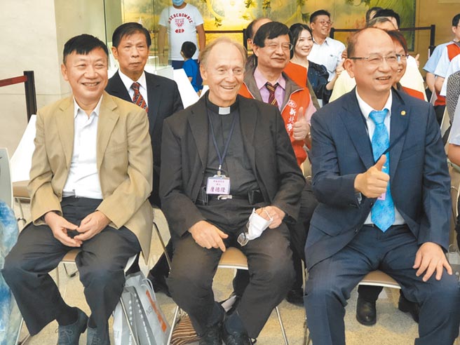 78岁加拿大籍神父詹德隆（中）奉献台湾逾半世纪，仍持续为照顾退休神职人员的「颐福园」奔走。（许家寧摄）