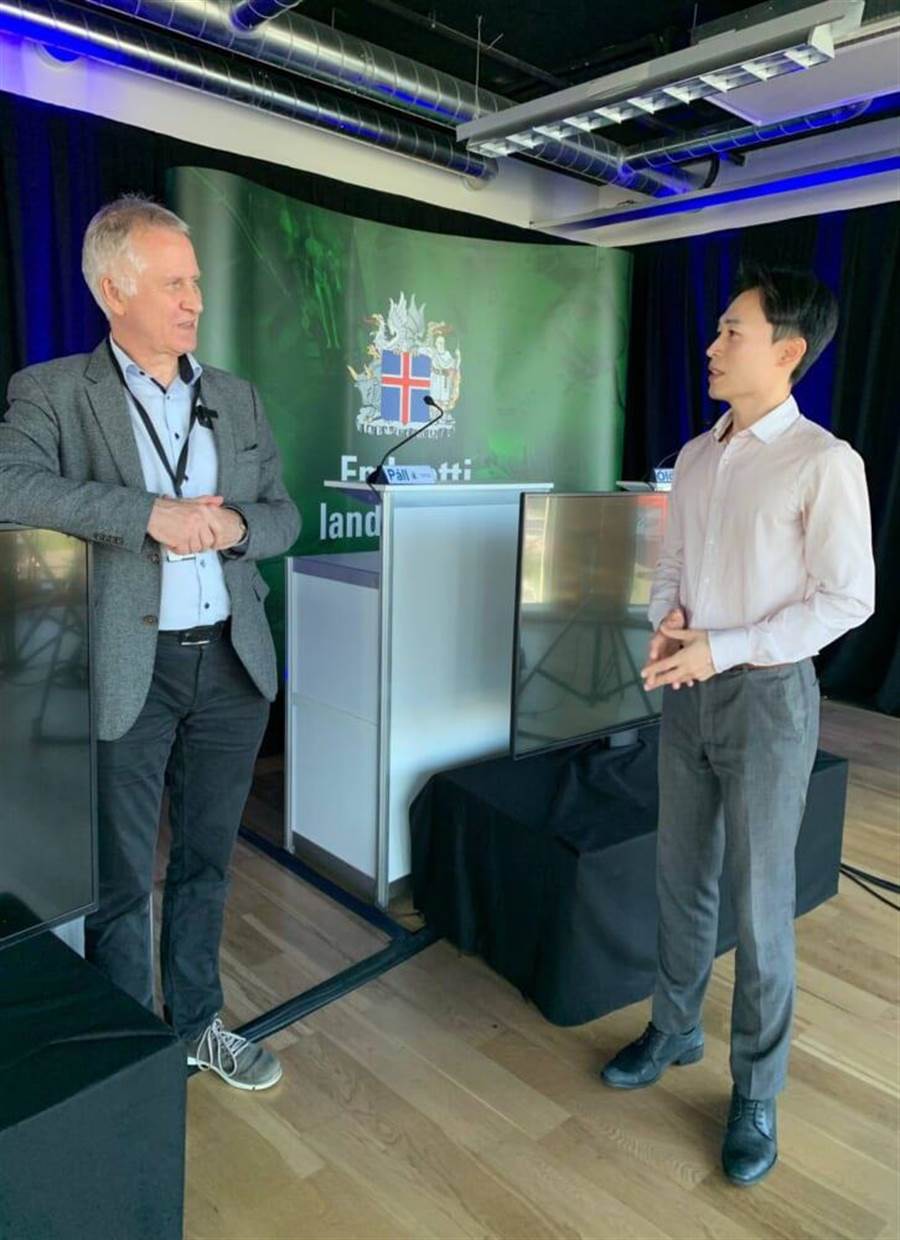 黃家緯(右)前進冰島。(三立提供)