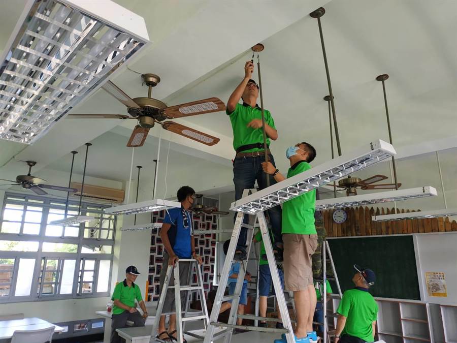 高雄第一社大水電義工團，行善足跡「凸」遍南台灣。（柯宗緯翻攝）