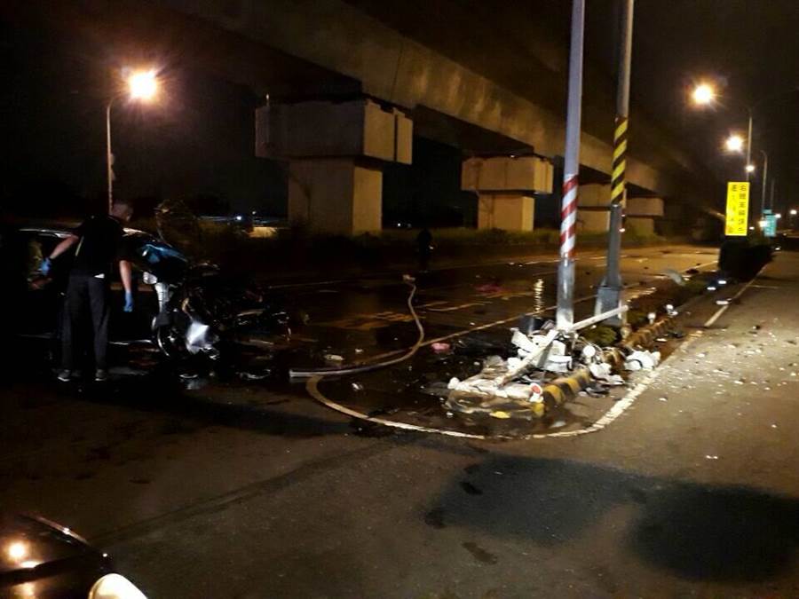 台南市歸仁區13日晚間發生1起嚴重汽機車車禍。（讀者提供／李宜杰台南傳真）