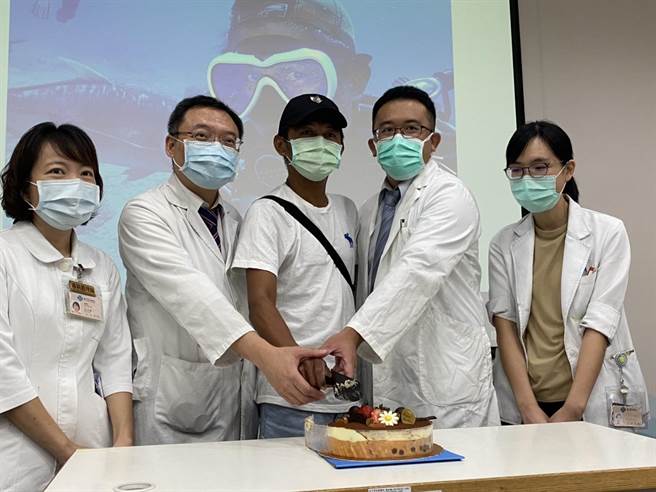 经台中荣总医疗团队细心治疗，周先生终于康復重返职场，院方也为他切蛋糕庆生。（冯惠宜摄）