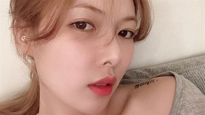 泫雅病中穿超短迷你裙 邪恶视角泄「火辣小裤」（图／IG@hyunah_aa）