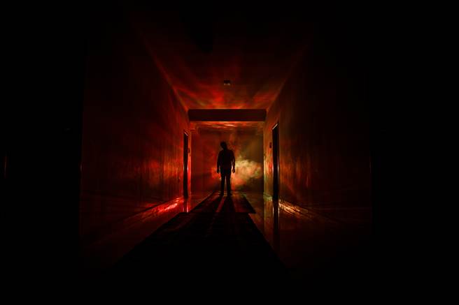 有网友半夜听到邻居家传来铁链声，担心是鬼差要来带人。(示意图／达志影像)