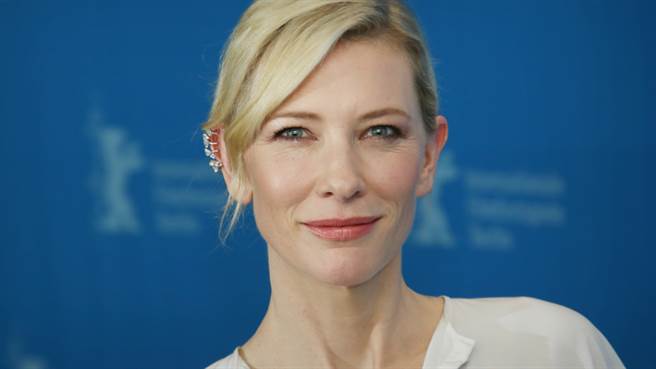 51岁影后凯特·布兰琪(Cate Blanchett)「上半身透视又深V」张手泄超狂曲线（图／shutterstock）