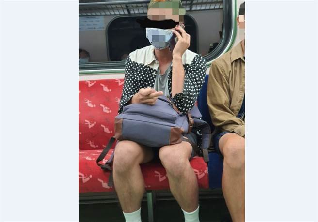 火車男狂講手機還對女「動一指」，網一看驚呼：直接吉！(圖/截自臉書爆怨公社)