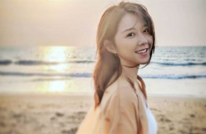 邵雨薇登上时尚杂志封面，大秀诱人的美背。（图／IG@1989ivyshao）